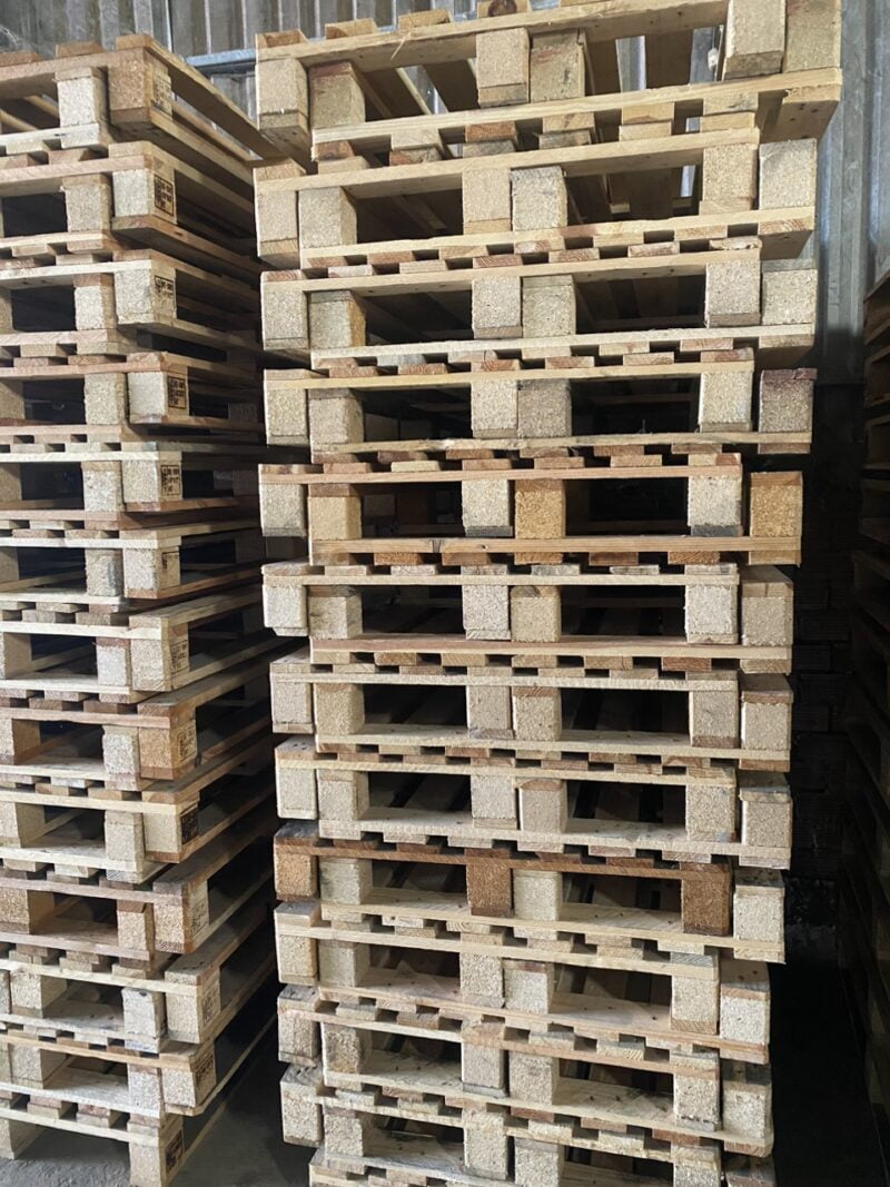 Pallet gỗ 2 hướng nâng