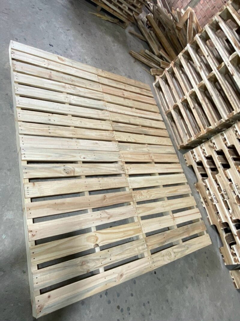 Pallet gỗ 2 hướng nâng