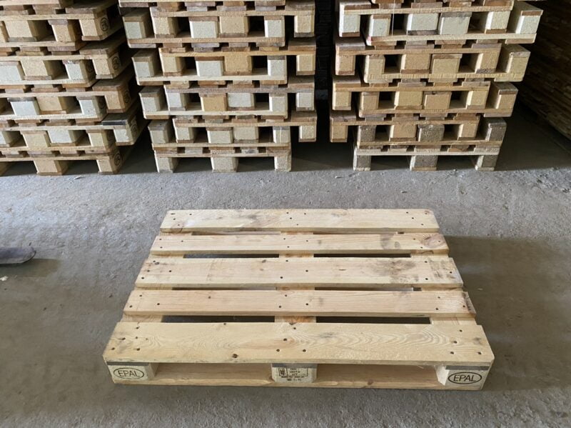 Pallet gỗ 2 hướng nâng