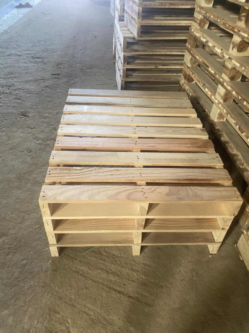 Pallet gỗ 2 hướng nâng