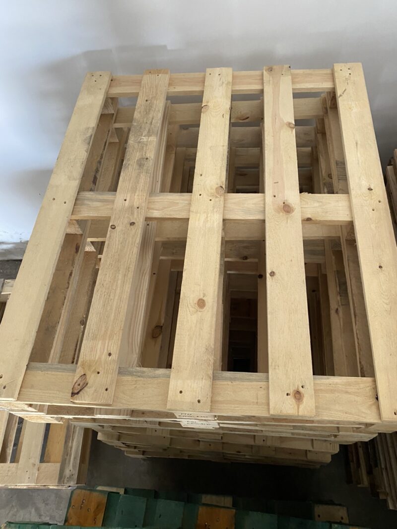 Pallet gỗ 2 hướng nâng